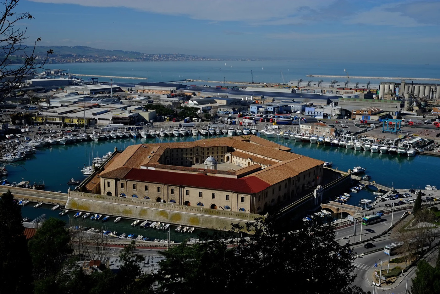 Veduta della Mole Vanvitelliana, con il cortile pentagonale e il porto di Ancona
